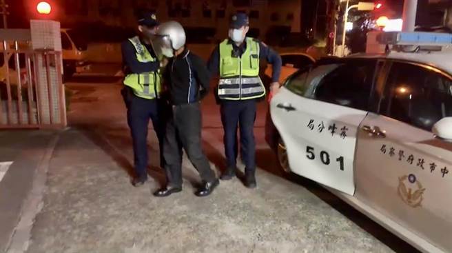 雾峰警察局员警获报后通报勤指中心发布拦截围捕，也在潭子区逮获抢车的欧男。（民眾提供／冯惠宜台中传真）