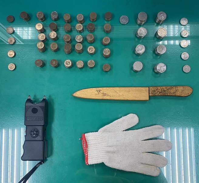 雾峰警察局员警获报后通报勤指中心发布拦截围捕，也在潭子区逮获抢车的欧男，当场除寻获抢来的自营小客车，也在车上起获作案水果刀1把、被害人手机1支及零钱等物。（民眾提供／冯惠宜台中传真）