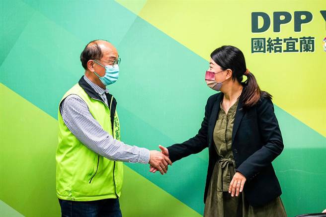 民进党罗东镇长初选出炉，前副县长黄适超（左）胜出，他与薛呈懿均出席民调公布记者会，并在民调结果出炉后握手展现风度。（李忠一摄）