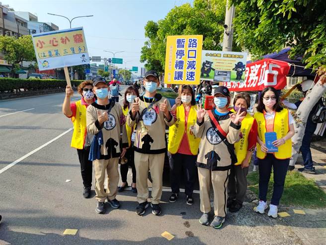 因應大甲媽遶境活動，烏日警分局也在沿線設置3個警察服務站，提供茶水，發送防疫福袋，並進行防疫以及預防犯罪宣導。（台中市烏日警分局提供）
