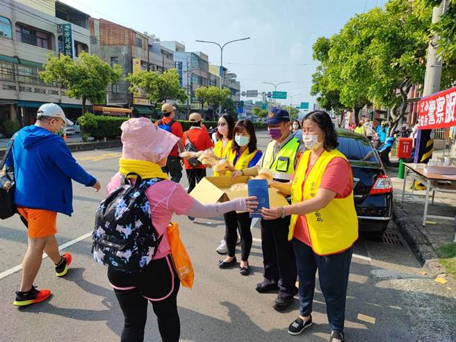 因應大甲媽遶境活動，烏日警分局也在沿線設置3個警察服務站，提供茶水，發送防疫福袋，並進行防疫以及預防犯罪宣導。（台中市烏日警分局提供）