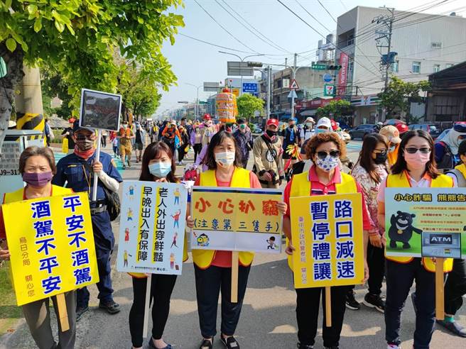 因應大甲媽遶境活動，烏日警分局也在沿線設置3個警察服務站，提供茶水，發送防疫福袋，並進行防疫以及預防犯罪宣導。（台中市烏日警分局提供）