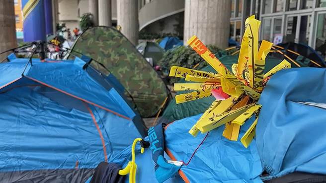 ９日凌晨就有香燈腳抵達彰化縣政府，不過縣府因防疫直到清晨7點才開放進入，因此縣府外廣場聚集大批民眾，還有信眾搭起帳棚席地而睡，補充體力夜宿縣府廣場。(民眾提供／吳建輝彰化傳真)