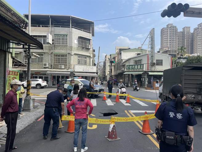 高雄市鳳山區文化路、文昌街口路面9日上午突然出現直徑兩米的天坑。（民眾提供／袁庭堯高雄傳真）