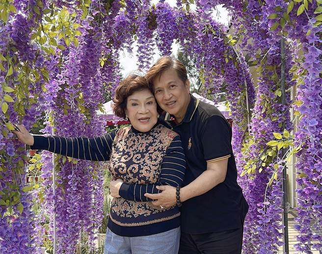 周游（左）和老公李朝永常游山玩水，退休后的生活十分惬意。（李朝永提供）  