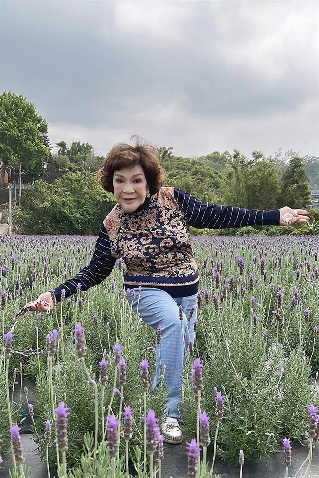 周游平时和友人打打麻将之外，也喜欢到处趴趴走。（李朝永提供）