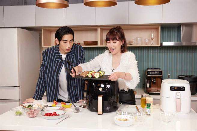 章广辰、李懿以气炸锅进行美食料理PK。（台湾飞利浦提供）