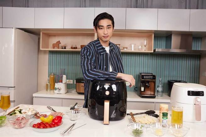 章广辰表示会做家事，但厨艺只限于电锅料理。（台湾飞利浦提供）