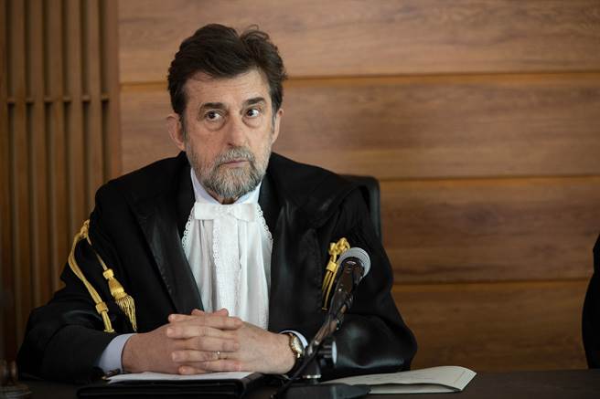 南尼莫瑞提在《非甜蜜生活》飾演一名法官，也是不苟言笑的父親。（東昊提供）