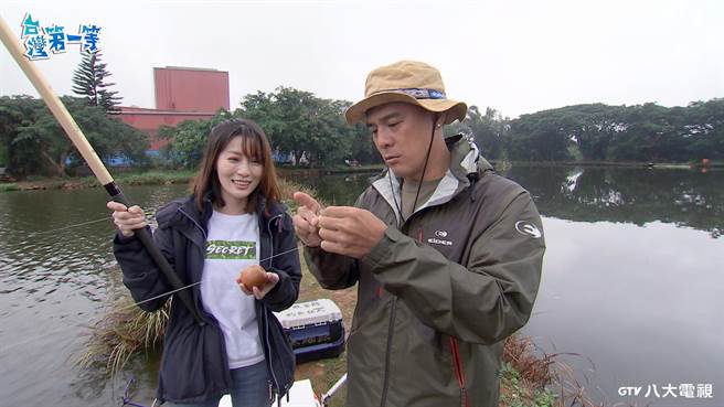 窦智孔受钓鱼正妹采蓁特训。（八大提供）