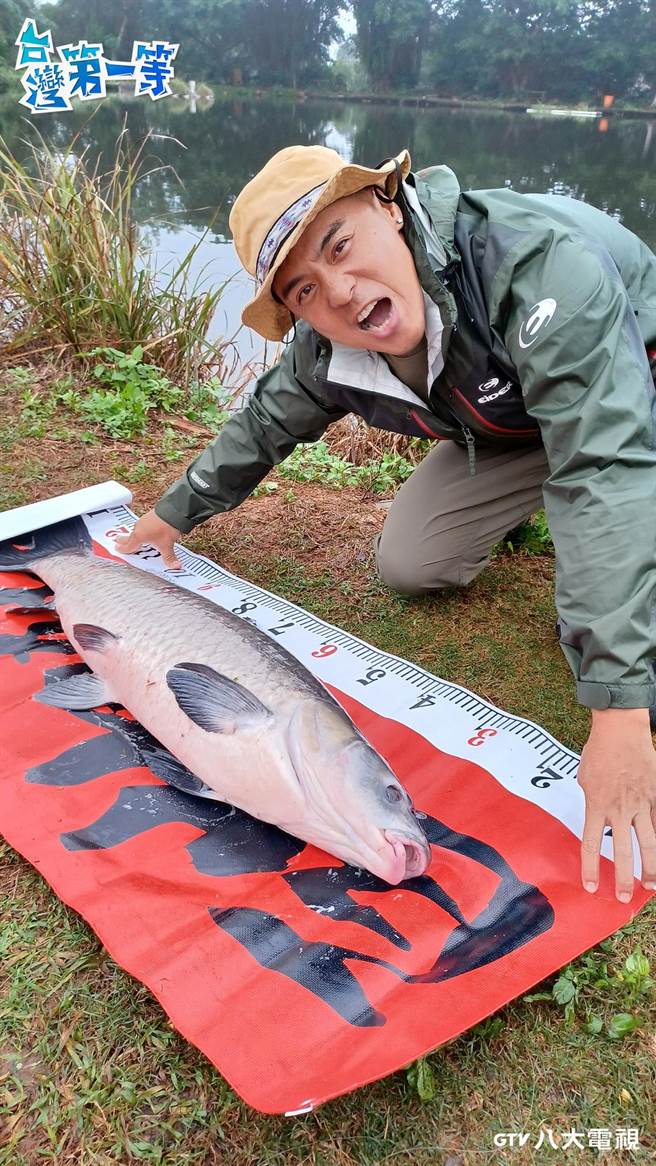 窦智孔成功钓到大鱼。（八大提供）