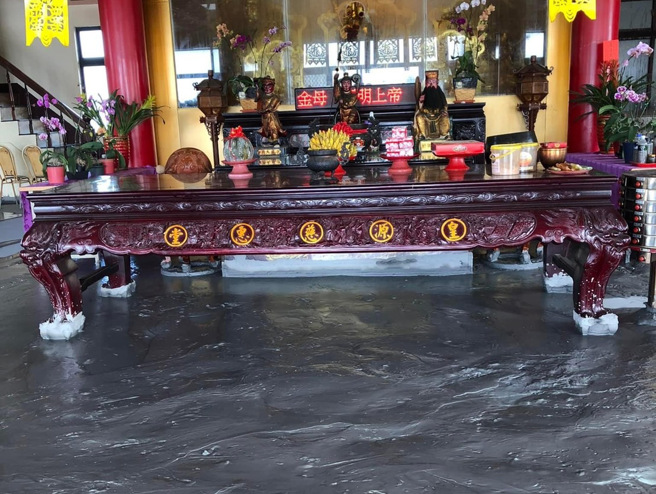 萬丹泥火山經過昨天一整天持續噴出泥漿，造成大量泥漿湧入皇源聖殿內，讓殿內整片成為泥灘地，畫面相當駭人。(灣內村長陳玉意提供)