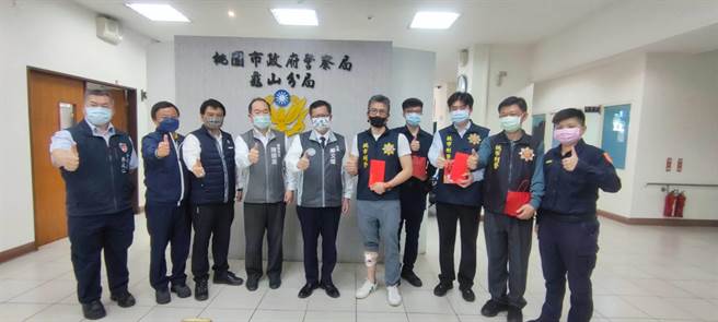 龜山警方迅速破案，桃園市長鄭文燦前往頒發慰問金。（賴佑維攝）