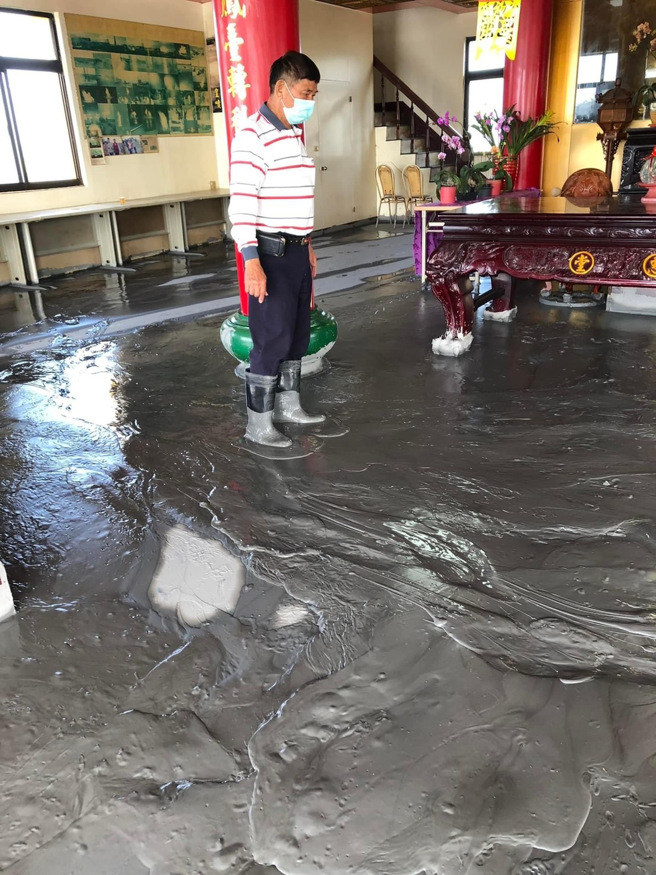 萬丹泥火山經過昨天一整天持續噴出泥漿，造成大量泥漿湧入皇源聖殿內，讓殿內整片成為泥灘地，畫面相當駭人。(灣內村長陳玉意提供)