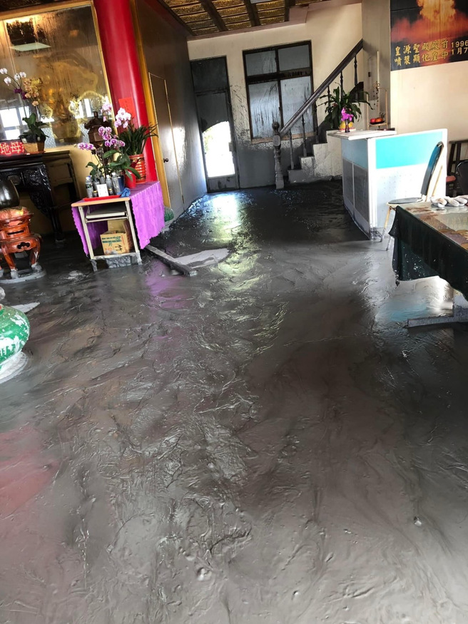 萬丹泥火山經過昨天一整天持續噴出泥漿，造成大量泥漿湧入皇源聖殿內，讓殿內整片成為泥灘地，畫面相當駭人。(灣內村長陳玉意提供)