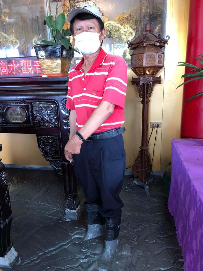 萬丹泥火山經過昨天一整天持續噴出泥漿，造成大量泥漿湧入皇源聖殿內，讓殿內整片成為泥灘地，畫面相當駭人。(灣內村長陳玉意提供)