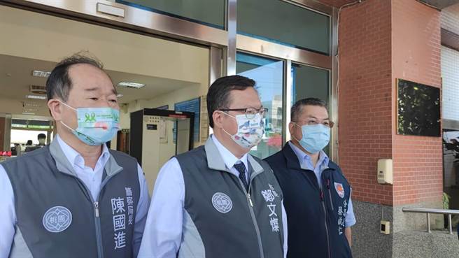 郑文灿(中)今证实，龟山某科技大厂有移工确诊，已后送集中检疫所。（赖佑维摄）