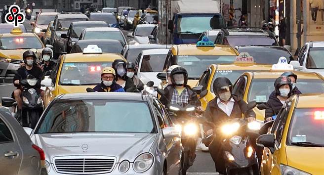 公路总局苓雅监理站公布今年第1季机车检验10大不合格项目，改装灯光拿下前3名。（本报资料照）