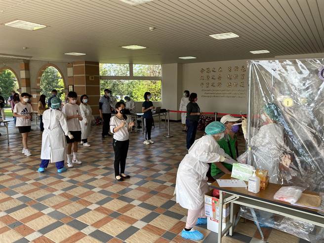雲林縣疫情升溫，適逢大甲鎮瀾宮媽祖遶境起駕，明天將進入雲林縣，今年不開放香客進入校園，不提供廁所、洗手臺，圖為維多利亞雙語學校今天上午實施PCR普篩。（民眾提供）