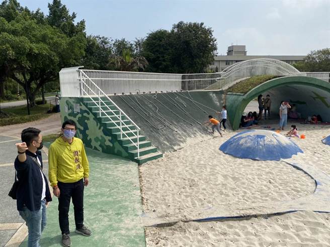 市议员周永鸿9日会勘神冈圳前仁爱公园，提出沙坑区加装遮荫设施及完善游戏区无障碍设施两项诉求。（市议员周永鸿提供）