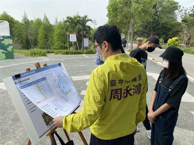 市议员周永鸿9日会勘神冈圳前仁爱公园，提出沙坑区加装遮荫设施及完善游戏区无障碍设施两项诉求。（市议员周永鸿提供）