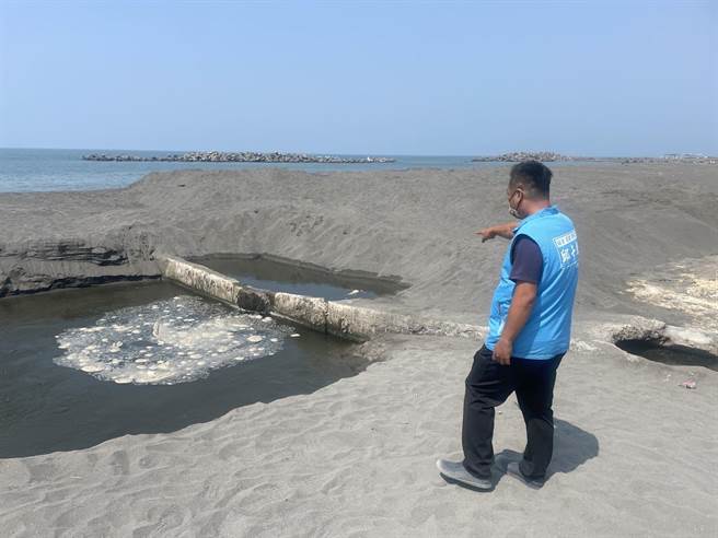 邱于轩服务处会同养工处到现场勘查。（市议员邱于轩提供／洪靖宜高雄传真）