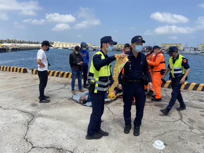 澎湖縣政府消防局9日11時51分受理澎南安檢所報案，指稱馬公市鎖港里碼頭南側堤防發現一具浮屍，請求消防局派員救援。經消防人員將浮屍打撈上岸之後，依照穿著與年齡極有可能是失蹤的韓國船員。（澎湖縣政府消防局提供）