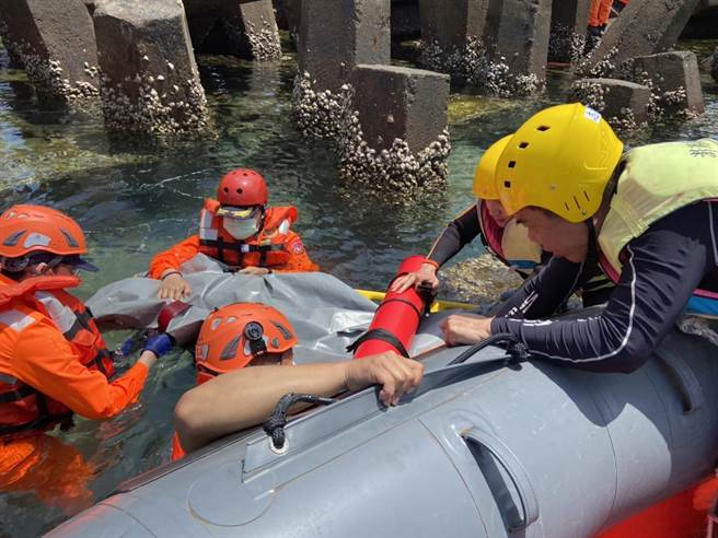 澎湖縣政府消防局9日11時51分受理澎南安檢所報案，指稱馬公市鎖港里碼頭南側堤防發現一具浮屍，請求消防局派員救援。經消防人員將浮屍打撈上岸之後，依照穿著與年齡極有可能是失蹤的韓國船員。（澎湖縣政府消防局提供）