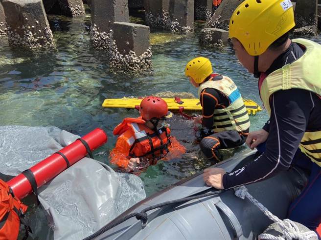 澎湖縣政府消防局9日11時51分受理澎南安檢所報案，指稱馬公市鎖港里碼頭南側堤防發現一具浮屍，請求消防局派員救援。經消防人員將浮屍打撈上岸之後，依照穿著與年齡極有可能是失蹤的韓國船員。（澎湖縣政府消防局提供）