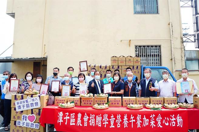 潭子區農會辦理「捐贈學童營養午餐加菜活動」。（潭子區農會提供）