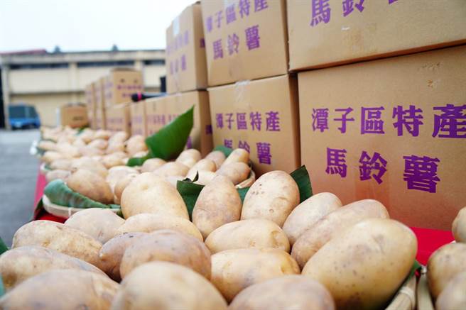 潭子區農會辦理「捐贈學童營養午餐加菜活動」。（潭子區農會提供）