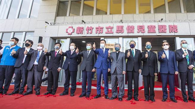 新竹市立馬偕兒童醫院9日由新竹市長林智堅（右六）、衛福部長陳時中（左六）等人熱鬧揭牌。（羅浚濱攝）