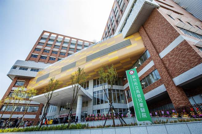 新竹市立馬偕兒童醫院9日熱鬧揭牌，預定9月1日營運。（羅浚濱攝）