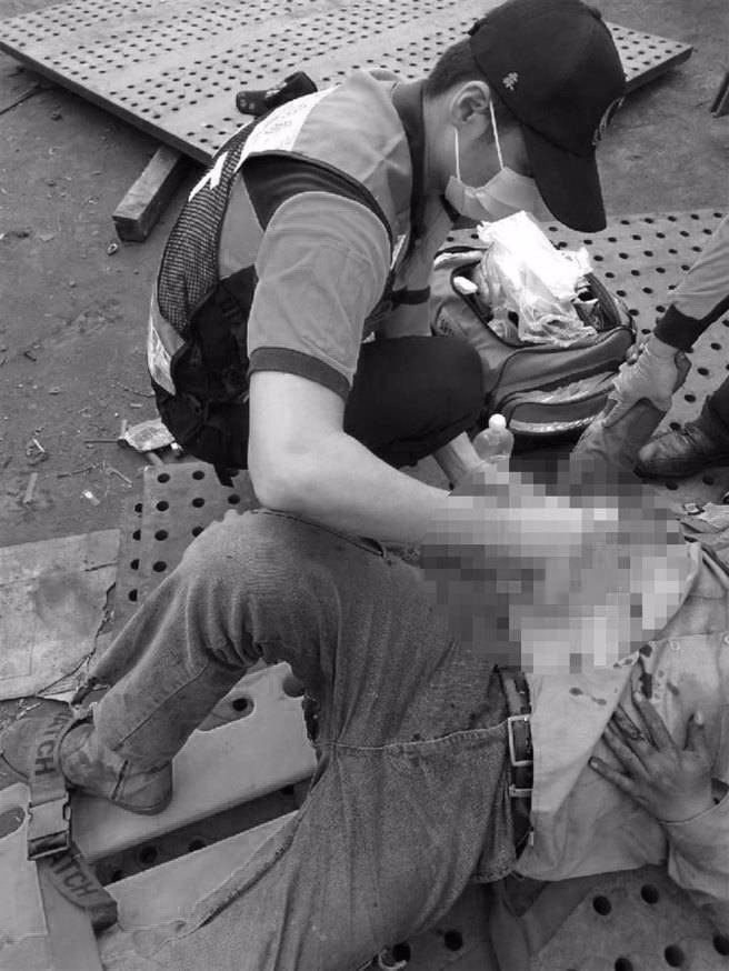 台南工地鐵板高空墜落砸2工人 1人臟器外露1人無生命跡象 (讀者提供/劉秀芬 台南傳真)
