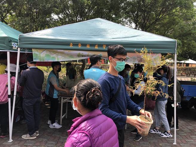 東勢林管處舉辦的贈樹苗活動。（東勢處提供／陳淑娥台中傳真）