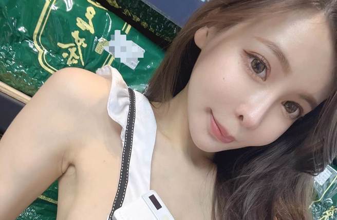 郑琦凭着直播卖茶影片走红。（郑琦Kami脸书）