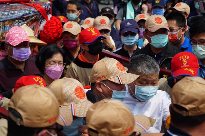 大甲妈绕境到彰化，由大甲镇澜宫董事长顏清标清自压轿，包括县长王惠美、前议长白鸿森等人接驾。(吴建辉摄)