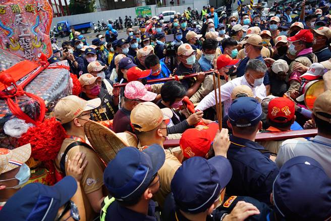 庞大的信眾将现场挤得水泄不通，镇澜宫董事长顏清标清拉着銮轿带领队伍前进。(吴建辉摄)