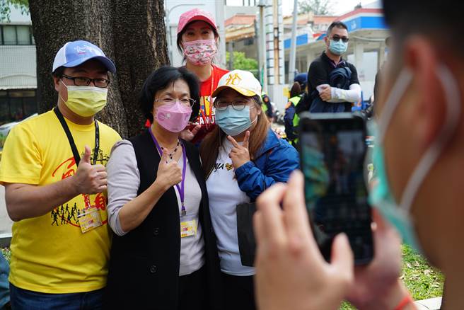 有信眾看见彰化县长王惠美，兴奋的上前拍照。(吴建辉摄)