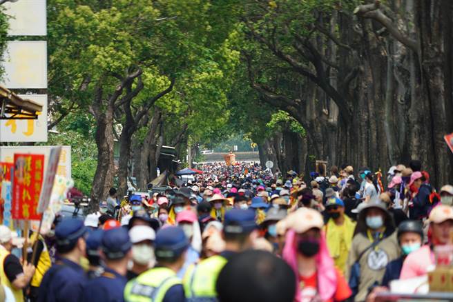 大甲妈绕境9日进入彰化境内，銮轿在中午   左右进入彰化，比预定时间晚了约1.5小时，预计遶境彰化市一圈后，晚间驻驾南瑶宫。(吴建辉摄)