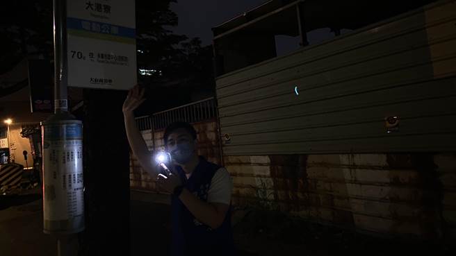 蔡宗豪实地在傍晚走访中华北路沿线公车站，周遭几乎无灯光照明。（蔡宗豪团队提供／程炳璋台南传真）