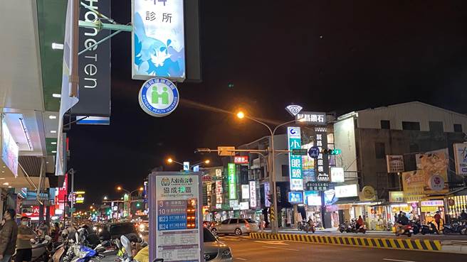 一般公车大站位在闹区，不仅附近店家灯光充足，站牌也有LED灯光。（蔡宗豪团队提供／程炳璋台南传真）