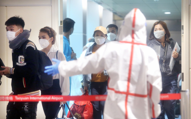 即日起所有自越南搭机来台旅客，皆须提供搭机前6小时内抗原快筛报告；图为刚下机的越籍移工准备落地筛检。（范扬光摄）