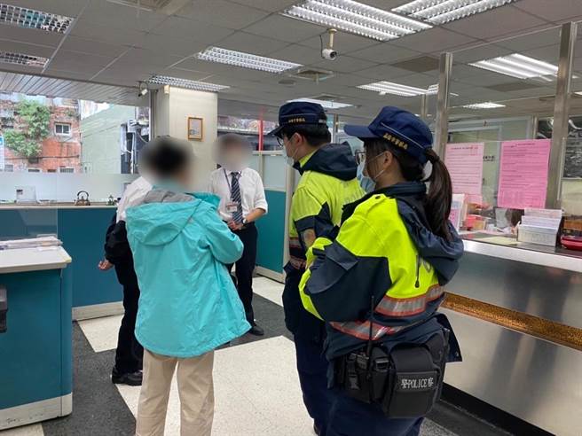 基隆中正区1名70岁谢姓妇人，接到电话佯称女儿要求匯款，在警员李威谊、张哲维、李紫薇苦与行员劝下，才打消念头差点被诈骗，（基隆市警察局提供／陈敬哲基隆传真）