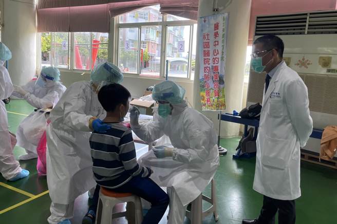 竹北市兴隆国小採检情形。（新竹县政府提供／罗浚滨新竹传真） 