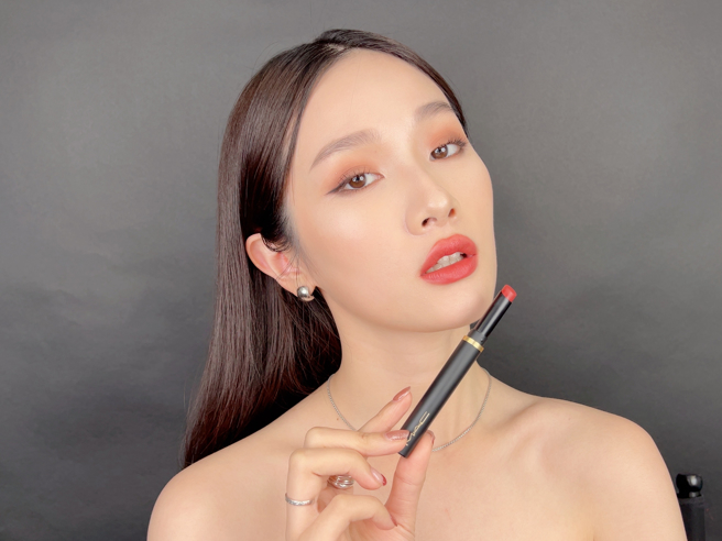 娇兰、DIOR迪奥、M‧A‧C、RMK推出唇膏新品，图中为MODEL示范M‧A‧C丝柔粉雾奢缎唇膏。（邱映慈摄）
