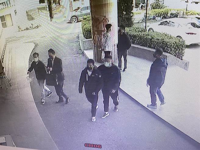 高雄市苓雅分局逮獲以蔡姓男子為首的7人暴力集團。（高市苓雅分局提供／袁庭堯高傳真）