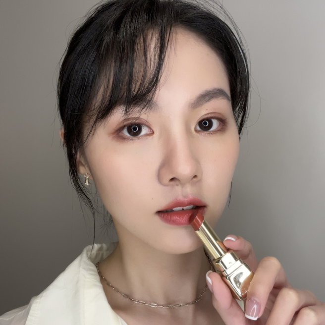 MODEL示范娇兰KISSKISS法式之吻波光水润唇膏#139牡丹豆沙。（邱映慈摄）
