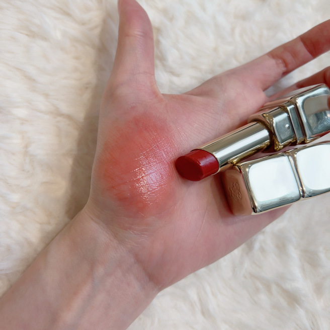 娇兰KISSKISS法式之吻波光水润唇膏#139牡丹豆沙手部试色。（邱映慈摄）
