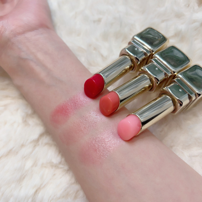  KISSKISS法式之吻波光蜜漾护唇膏手部试色，上至下：775罌粟艷红、319蜜桃暖橘、258玫瑰裸粉。（邱映慈摄）
